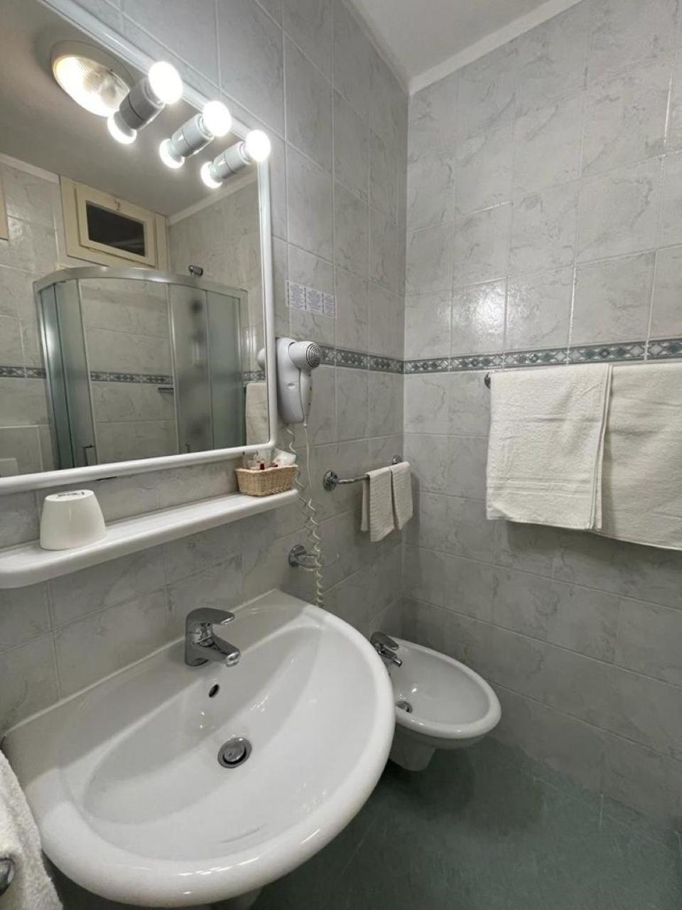 Hotel Stiefel Lignano Sabbiadoro Quarto foto